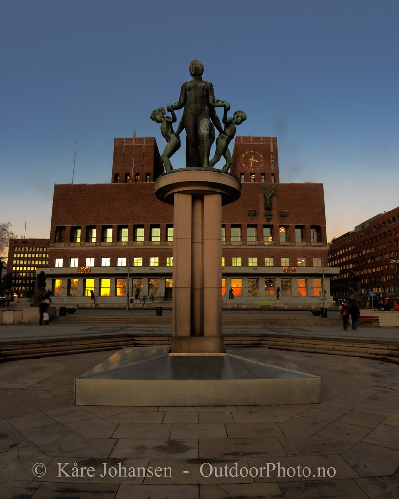 Oslo rådhus i solnedgang